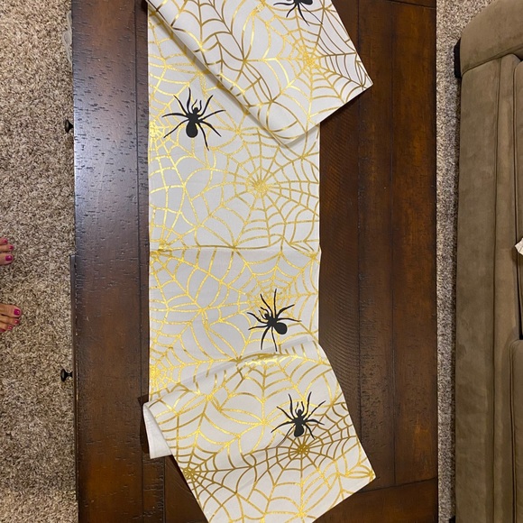 73” BLACK, WHITE & GOLD SPIDERWEB TABLERUNNER - Picture 6 of 6
